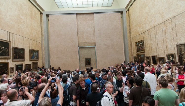 Crowd in front of Mona Lisa