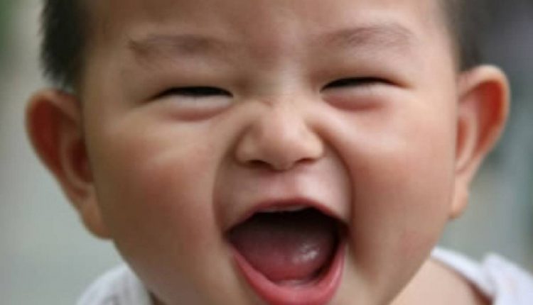 طفل صيني يضحك