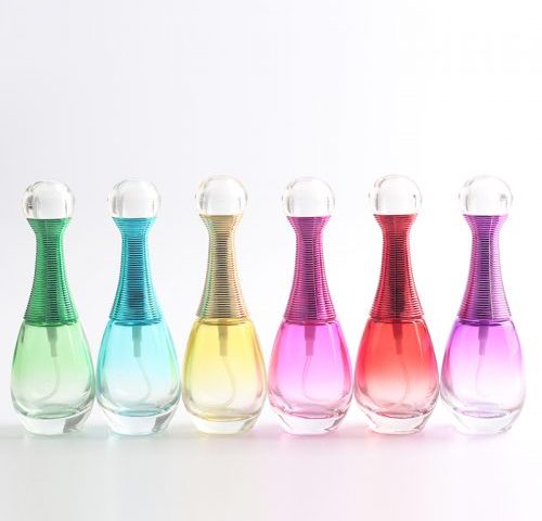 حمل زجاجة صغيرة من العطر